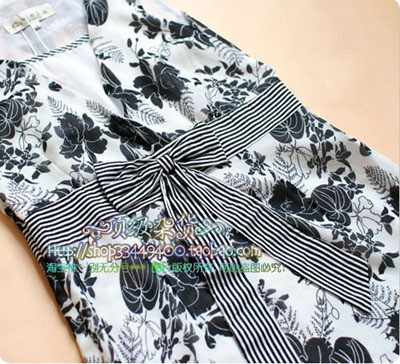 Transfer to top class groceries ● comfortable with flying flowers light like dream striped belt black and white flower pituitary collar sleeveless foreign dress