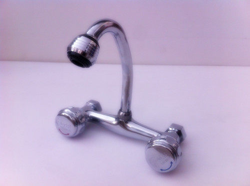 The old double hand-wheel kitchen vegetable basin into the wall-tap double-wheel pool tap into the wall-type hot and cold tap