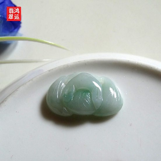 Blessings are in front of your eyes, attracting wealth and career from all directions, jadeite A-grade jade bat pendant, pendant that can change the world, jadeite