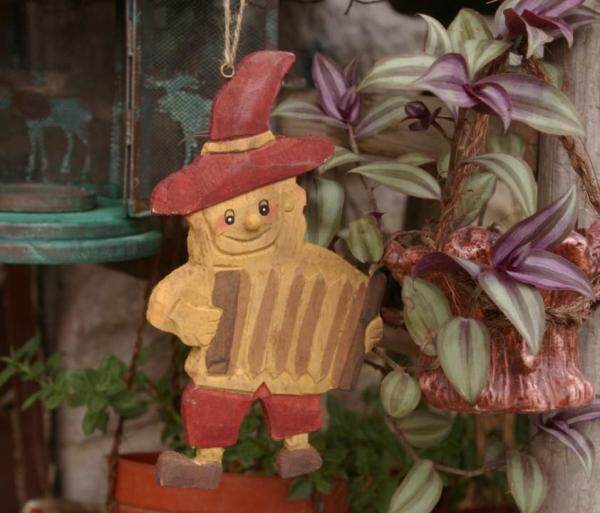 Original eco-natural wood carving small decoration Pan-old hand organ wood dolls can be a plug-in