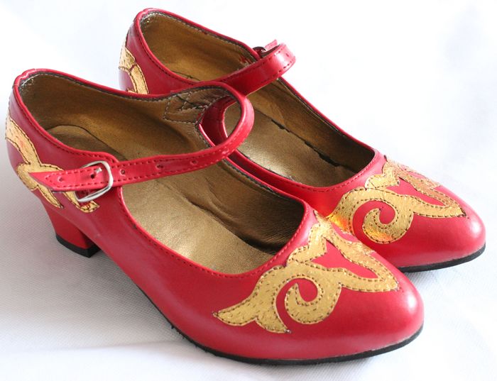 Xinjiang national dance shoes Kazakh Uighur dance shoes Xinjiang national clothing shallow mouth with root red dance shoes