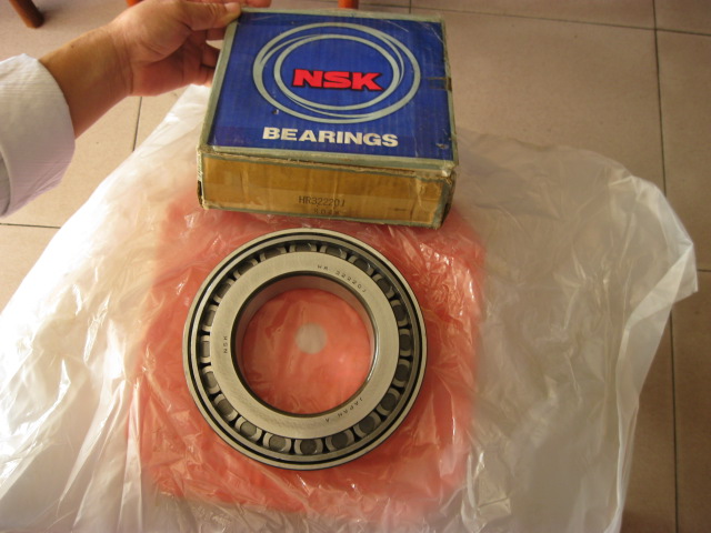 Original dress Japanese NSK tapered roller bearings 32220 HR32220J Dimensions 100 * 180 * 49 * 39mm
