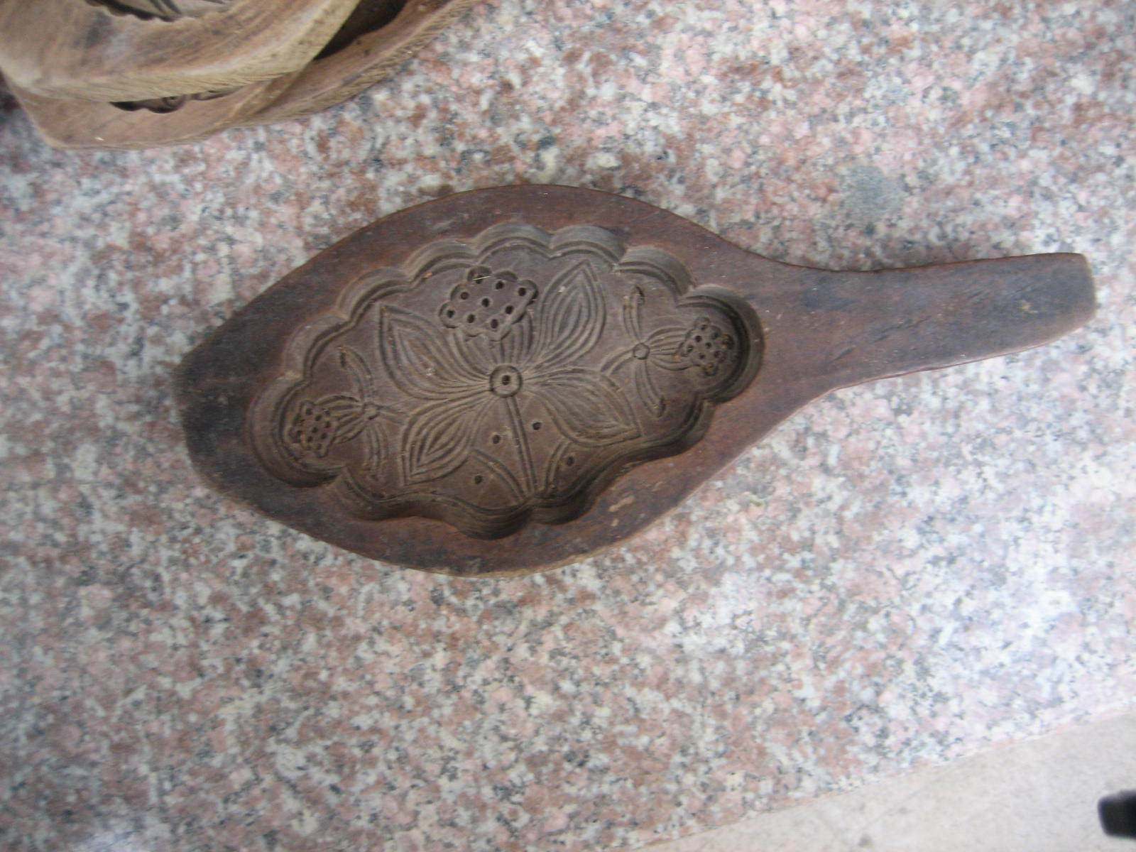 Shandong folk collection entertainer sculpted to make pastry pasta food mold culture exhibition wood carving lotus picture