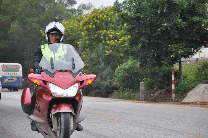 Long locomotive travel - 3,000 miles of wind and rain - to Guangxi Bama seven hundred longevity town in August 11