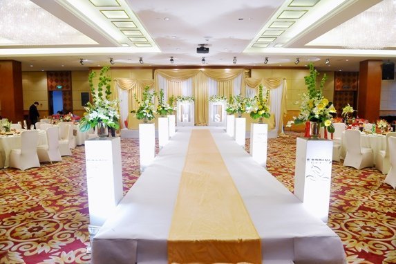 Shanghai Golden Themed Wedding Golden T Walk Show Bench Model Walk Show Ttai Set Up Stage Building