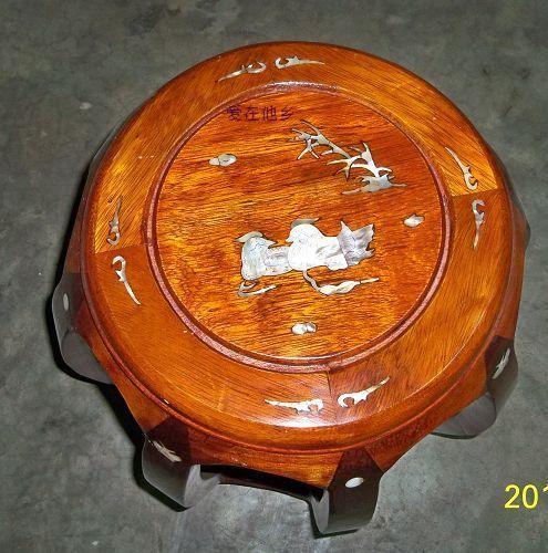 The hardwood coloured begue-guzheng stool for the rest of the