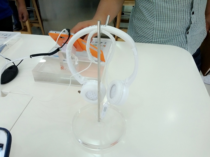 Crystal headphone rack AKG Sensea iron triangle Magic sound Baia special hardware bar headphone rack