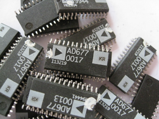 Activity price disassembly AD677KR 16-bit serial 100 KSPS sampling ADC