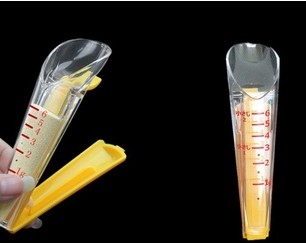 Baking tool yeast dosage cup with sealing clamp