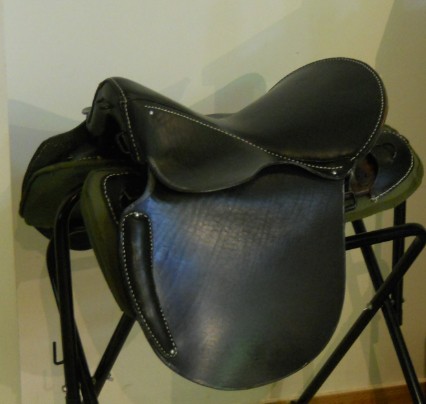 Endurance saddle with high quality bull pie saddle