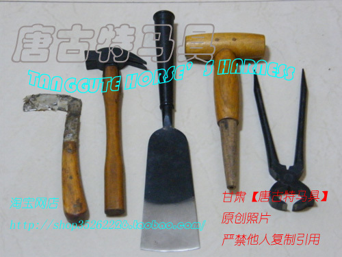 A full set of old cavalry nails horseshoe tools horseshoe pliers Horseshoe shovels and other out-of-print collections