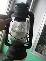 Rust spotted Republic imported old horse lamp long face with pattern of pattern of old oil lamp film and television