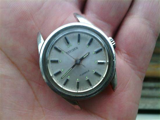 CITIZEN hand-rolled women's watches in the hands of the