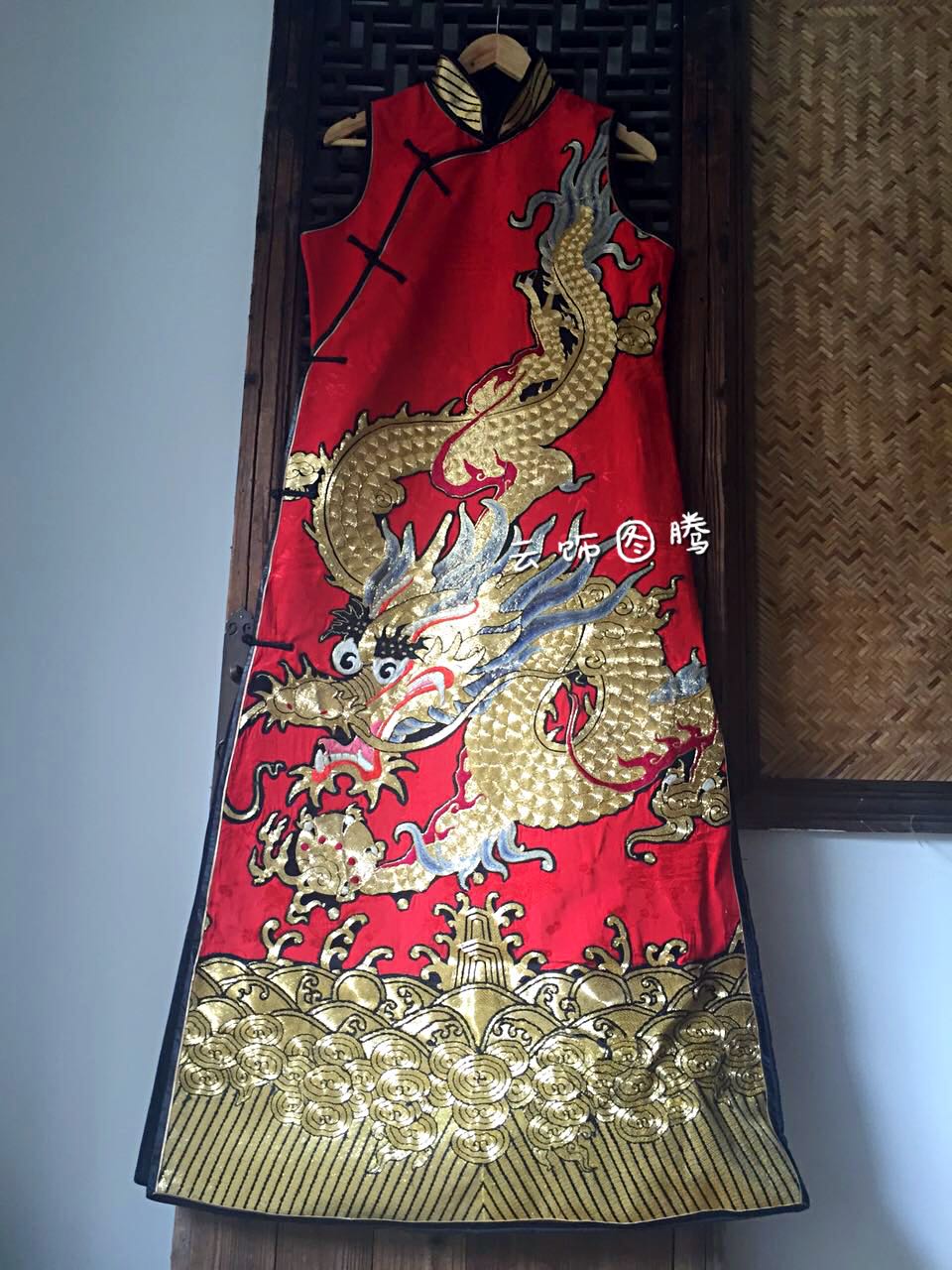 Cloud decoration totem original women's waistcoat robe Ethnic style old embroidery hand embroidery plate gold embroidery double-sided dragon robe