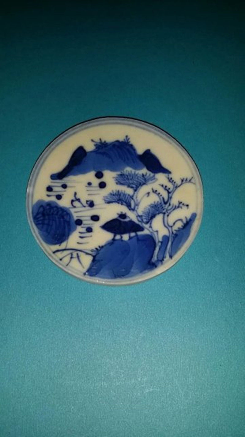 Ancient porcelain piece Qing Kangxi old porcelain piece freehand landscape pattern blue and white pendant hair color first-class painting delicate and smooth
