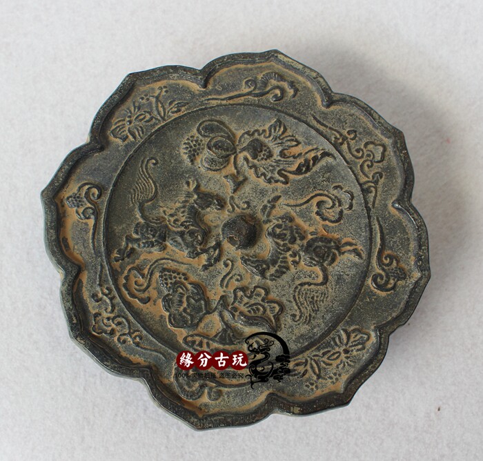 Antique miscellaneous antique bronze ornaments Lucky auspicious arts and crafts Copper mirror town house evil spirits diameter 14 cm