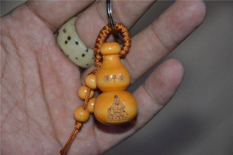 Guanyin Bao'an Six-character truth Peach wood gourd keychain full length 7 cm