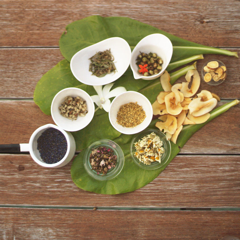 Luxury body and mind enjoy the flowers and plants bath foot pack to wet the dirty clean white to remove edema Refreshing and peaceful summer