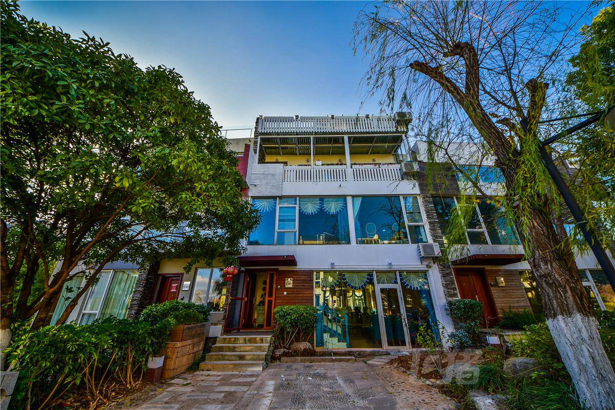 Dali Tianyin Courtyard Lakeside Big Bed Room