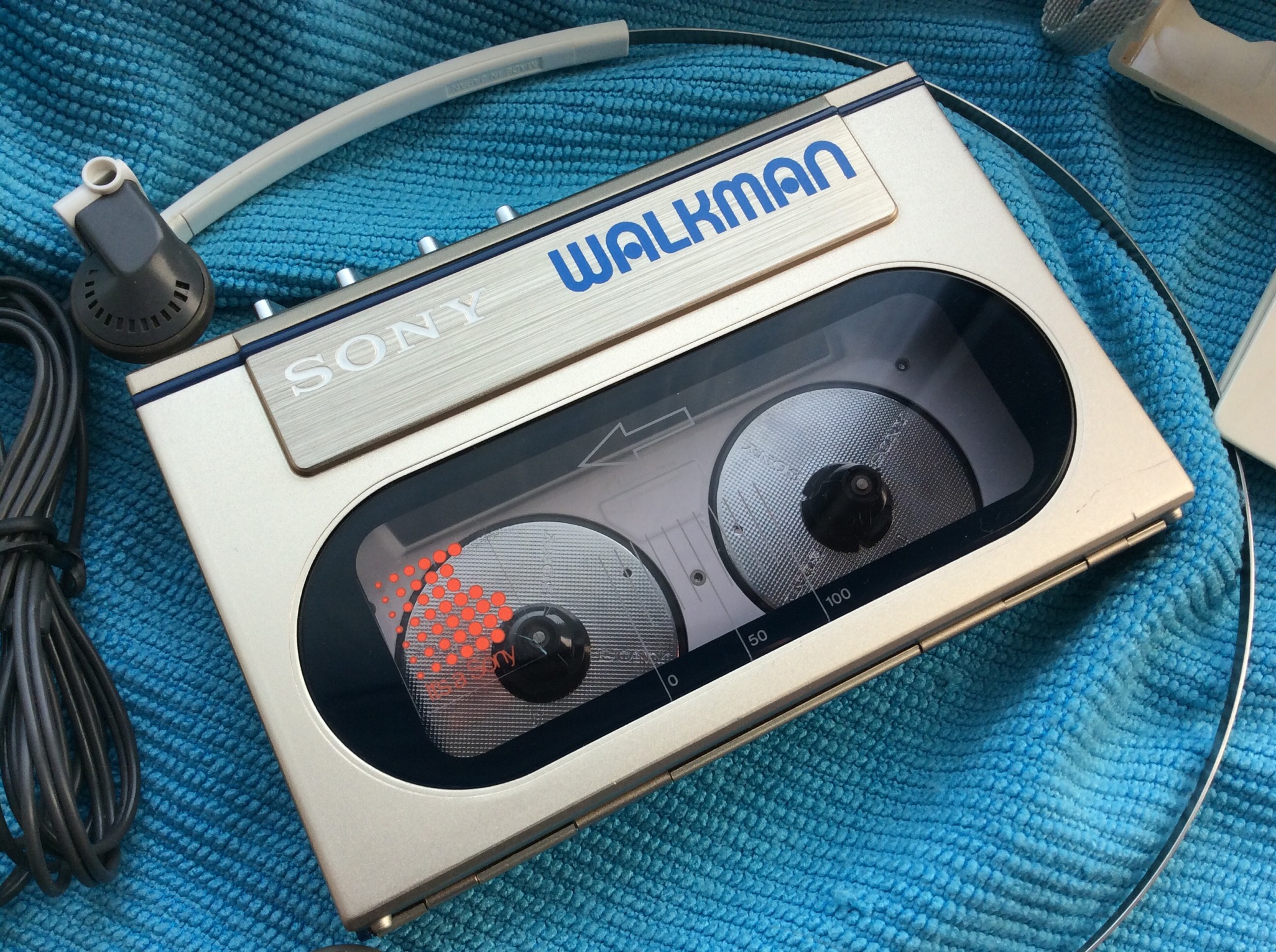 Sony walkman кассетный купить. Кассетный плеер Sony Walkman. Sony Walkman кассетный 80-х. Кассетный плеер Sony Walkman 1979. Sony Walkman 90х.