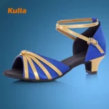 Новая девочка латиноамериканская танцевальная обувь, дети и девочки, которые являются юниорами.