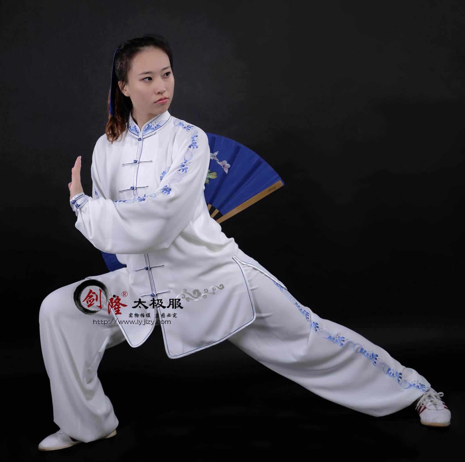 1501 Take advantage of the Wave Sword Lung Original Design Custom Tai Chi Performance Costume Women's High-end High-end Embroidered Embroidery