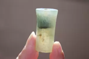 [古玉 老玉 清代翡翠冰种烟嘴 A货 有细石纹]