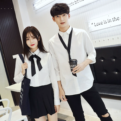 Шикарная свадебная регистрационная документ основан на парах, мужчинах и женщинах с длинными хлопковыми рубашками, снимает фото выпускных