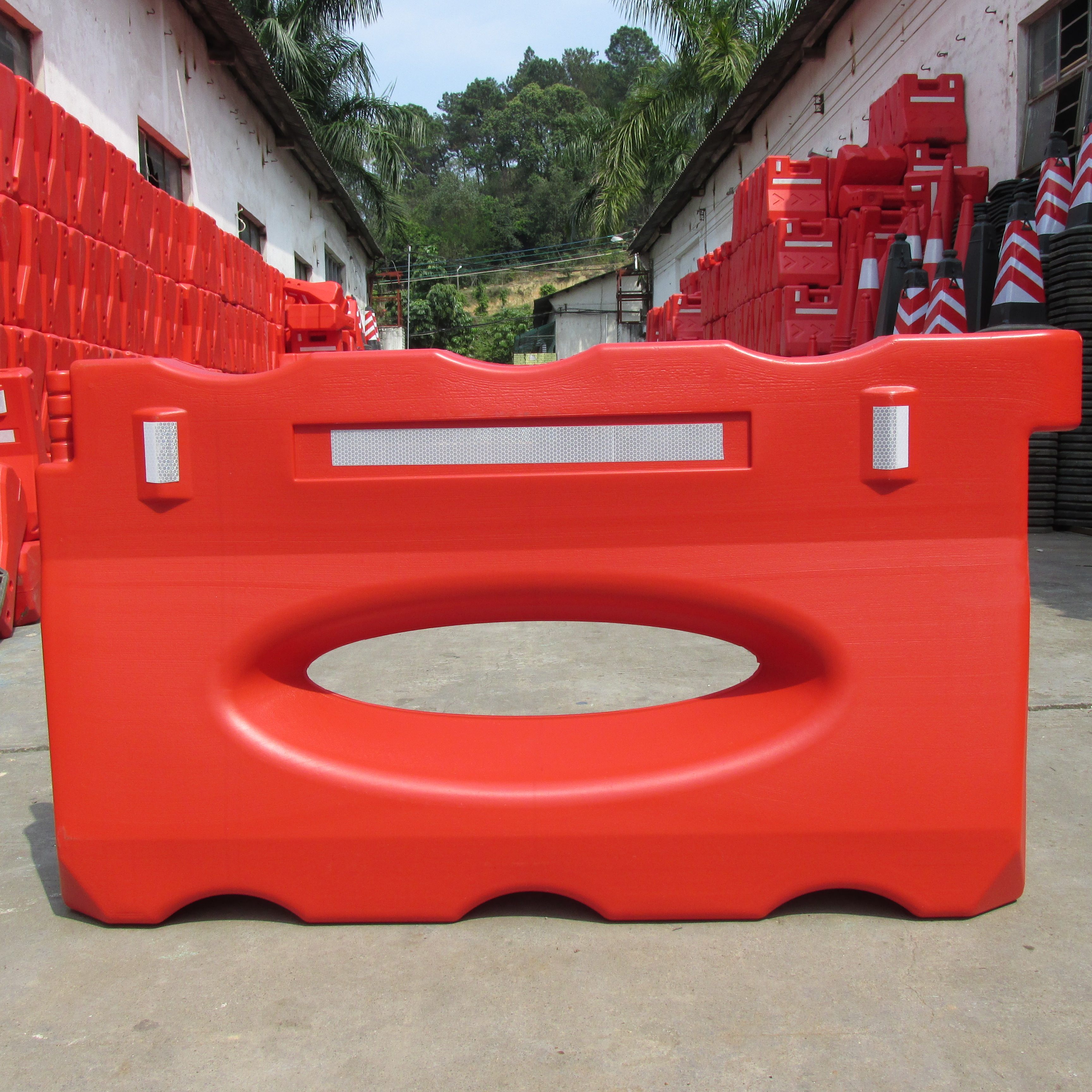 Anti-collision water horse three holes water horse small water horse Water horse guardrail fence Water horse anti-collision bucket water horse water injection fence