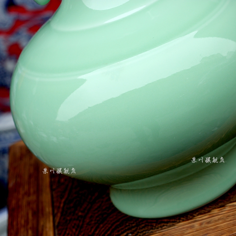 Jingdezhen ceramics green glaze ears to admire the floret bottle of bottle of archaize mesa receptacle household adornment is placed in the living room