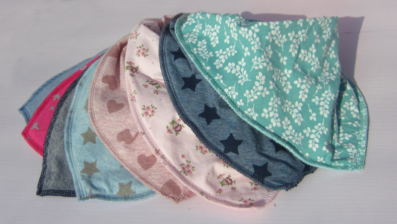 Thick-money hot sell foreign trade original single multi-color printed heart type double layer pure cotton baby triangular towel baby saliva towel surrounding pocket