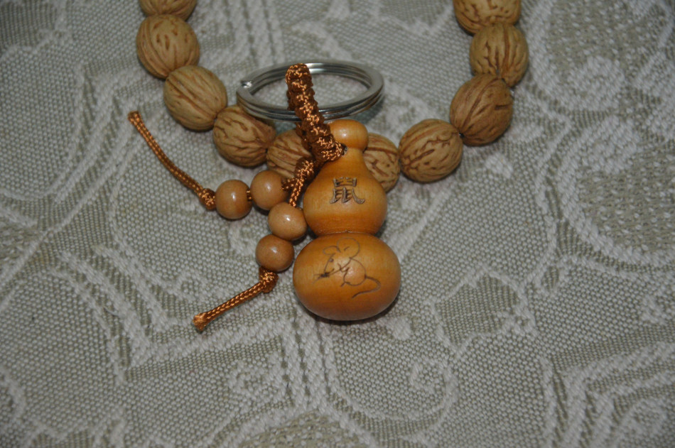 Natural peach wood zodiac gourd keychain pendant random delivery if not specified