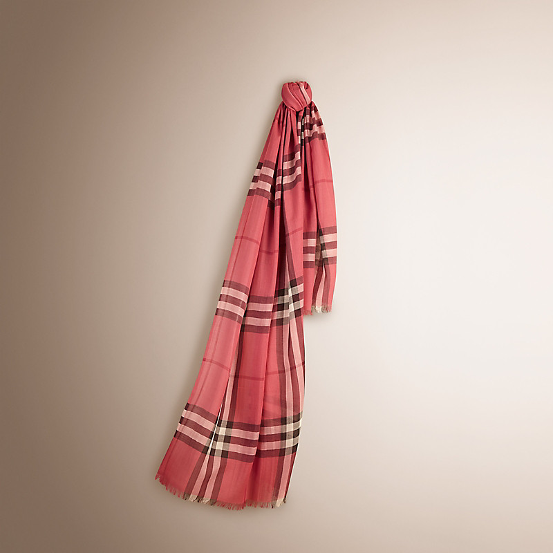 Burberry博柏利 轻盈格纹丝毛混纺围巾 39948351