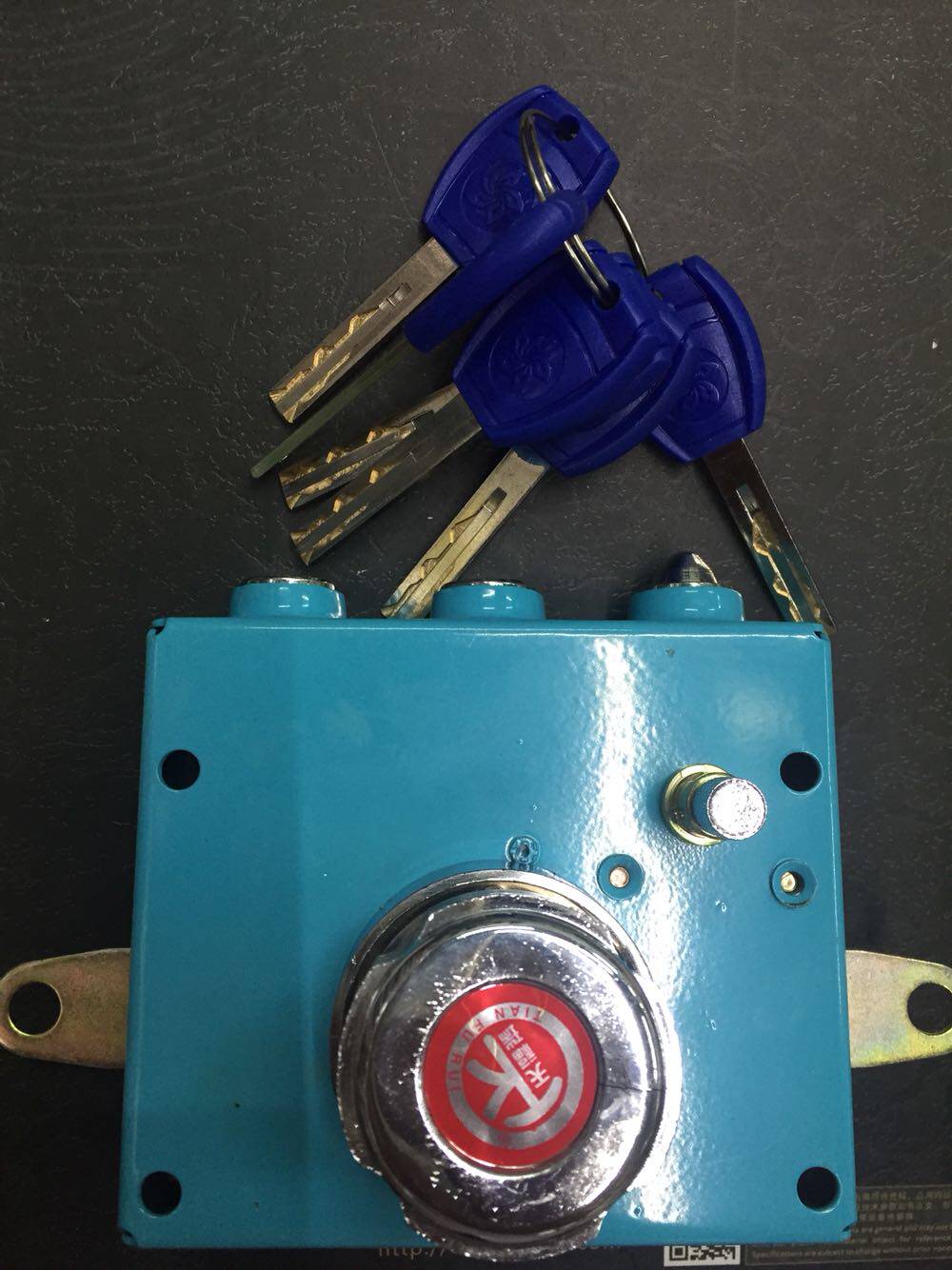 Old-fashioned Yufeng green blue anti-theft door three-column round handle anti-theft door c-class automatic lock