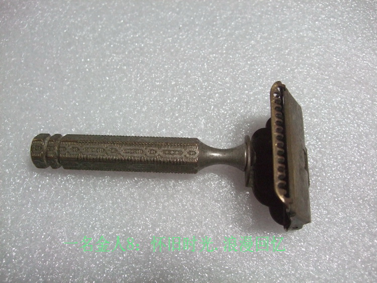 An old object, the single-sided razor made in the United States during the Republic of China can be used or collected as a film and television prop