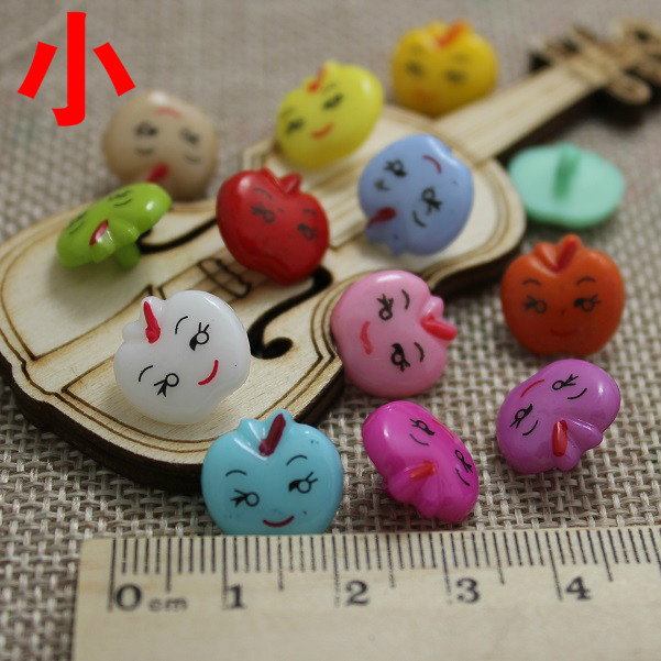 Full 13 yuan baby children cartoon Little Apple Smiley sweater cute button button button 13 5 * 14mm