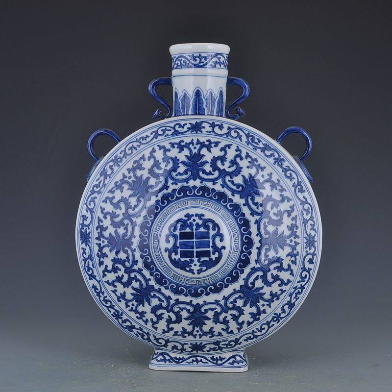 Qinggan long blue and white flower gossip holding Moon bottle