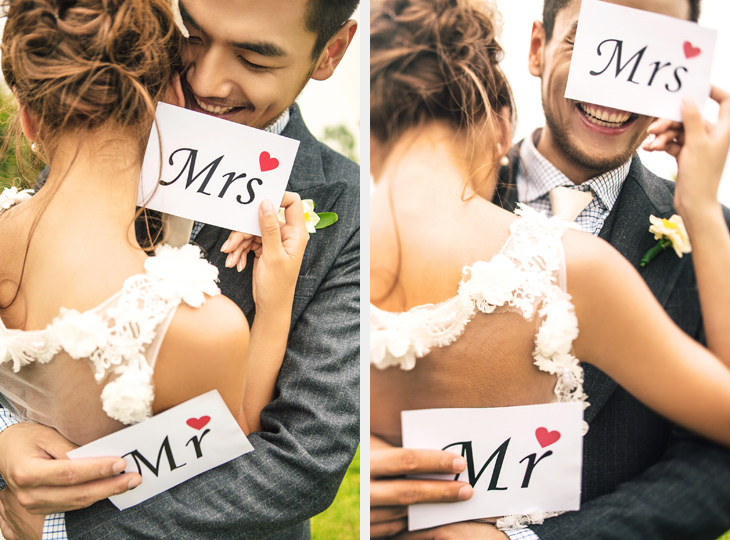 Korean new wedding photography props Couple photo travel location photo props Hand board to card