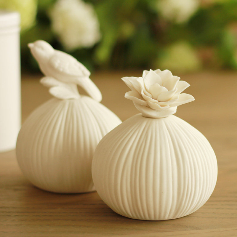 ���뻨�Ұ�ɫ��޹ƿ�մɰڼ�