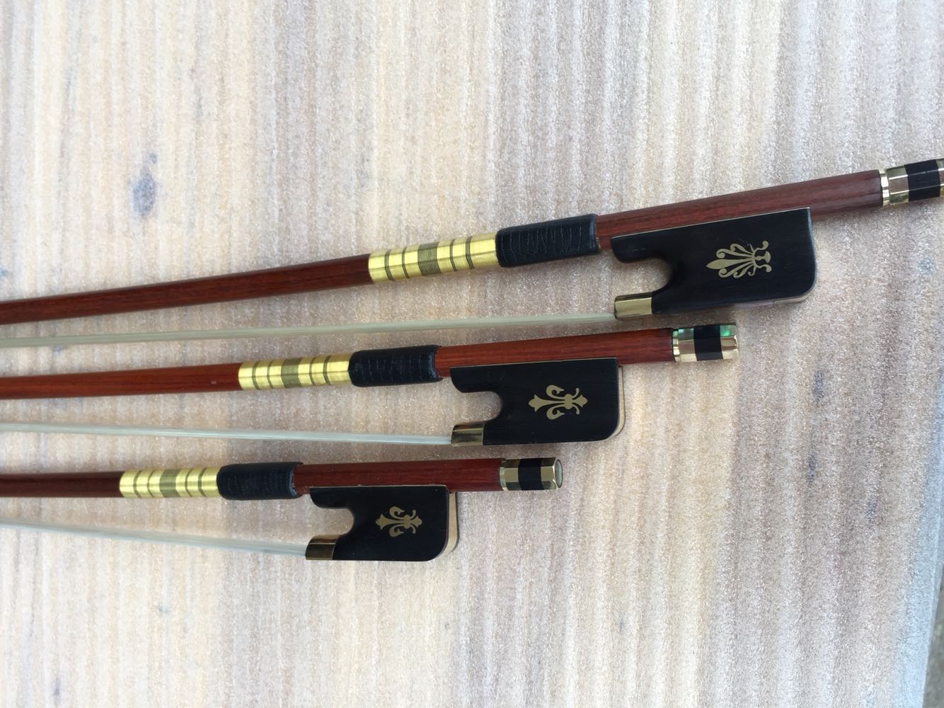 (in Leichenbow) High-end Cello Bow Son Pure Horsetail Bow Pole Professional Class Performance Anise Bow Round Bow