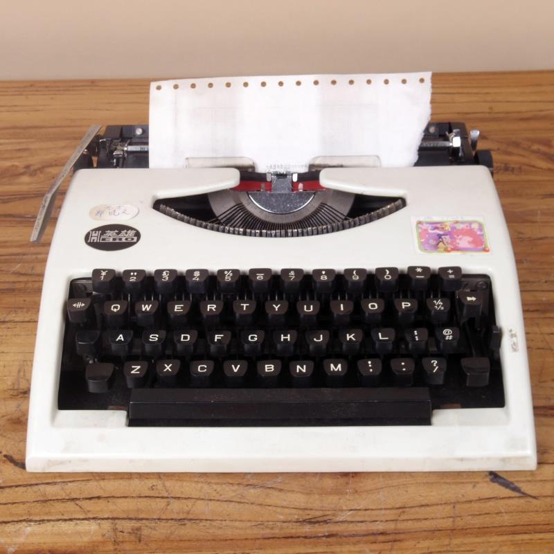 Antique antique birthday gift old object hero flying fish long Sky machinery English old typewriter can be used