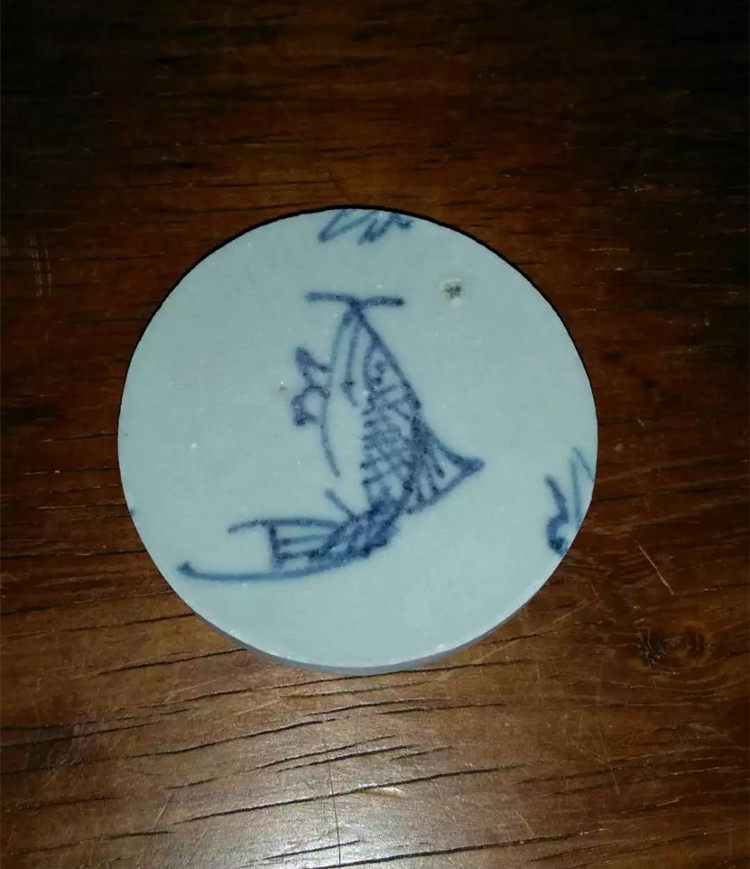 Year-over-year Qing fish grain decoration ancient porcelain sheet pendant old porcelain sheet necklace pendant hair dressing polished and processed