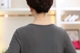 Áo sơ mi nữ trung niên chất liệu cotton cổ chữ V màu áo thun trung tính mỏng phần đáy áo sơ mi nữ mùa xuân và áo sơ mi dài tay áo kiểu nữ trung niên Quần áo của mẹ