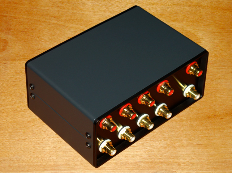 The stereo four-way audio signal input switcher uses a gold-plated RCA socket (four in and one out) equipment PK