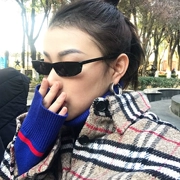 Kính râm retro kín cánh buồm với kính râm gọng vuông nhỏ Châu Âu và Hoa Kỳ lõm mô hình kính trắng lưới đỏ chụp đường phố