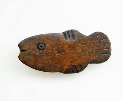 Exquisitely crafted wooden fish-shaped chopstick rests and handcrafted chopstick holders