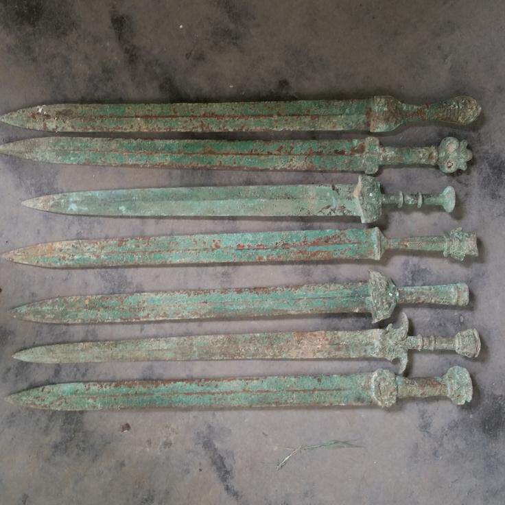 Bronze ware Baojian sword the king of the sword The sword is beautifully green embroidered with a good bag and a real fidelity to the age bronze sword