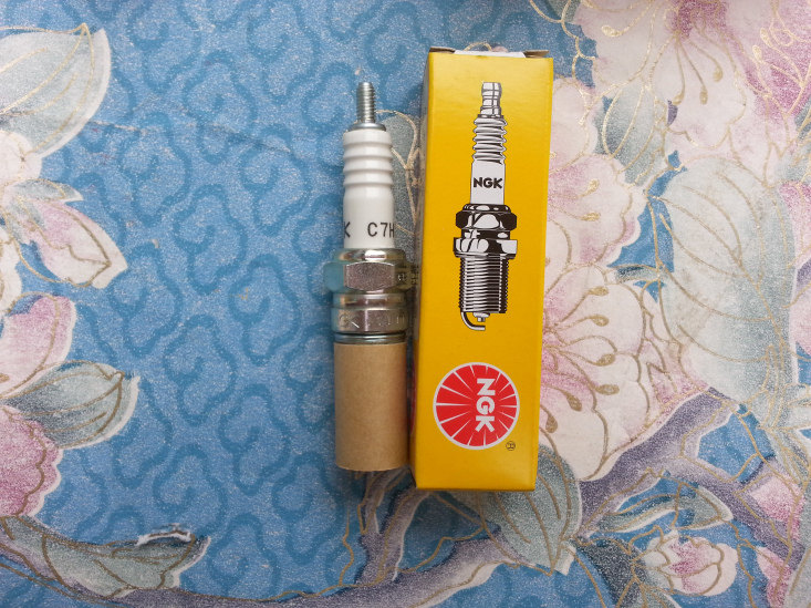 Authentic original Japanese advanced NGK spark plug NGK locomotive spark plug model CR7ECR8ECR9E