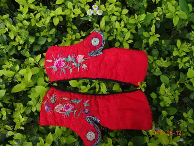 Pure hand embroidered seedlings embroidery pieces old embroidery folk embroidery pine peach * flower embroidery piece 152 two pieces Price