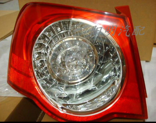 Suitable for 07 08 09 10 11 old Magotan rear taillight curved light flat lamp lamp shell lampshade lamp assembly B6